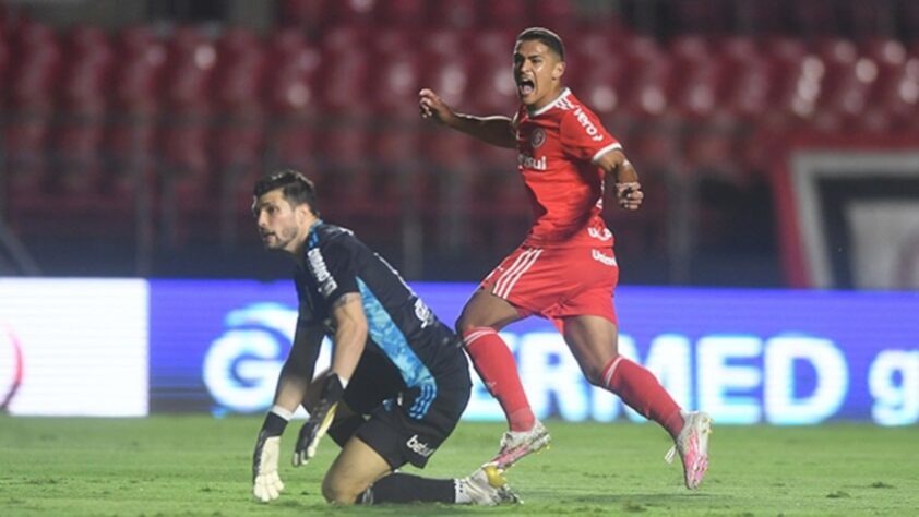 Perda da liderança no Campeonato Brasileiro - O ano do São Paulo começou conturbado. Depois de liderar o Campeonato Brasileiro com dez pontos de vantagem, a equipe caiu de rendimento e perdeu a liderança do torneio. A equipe ainda levou a maior goleada da história no Morumbi, um 5 a 1 para o Internacional.