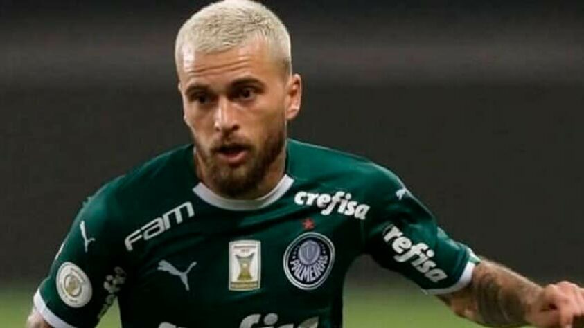 Depois de ver o meia acumular péssimas partidas em seus últimos meses pelo Santos, o Palmeiras achou que seria uma boa ideia oferecer 5 anos de vínculo para o armador. No Verdão, seu rendimento foi irregular, com mais momentos ruins do que bons. Em 2021, depois de esgotar a paciência da torcida, foi emprestado ao Fortaleza até dezembro de 2022, data do fim do contrato com o time paulista. No Leão do Pici, continuou sem justificar o status um dia alcançado, a ponto de o clube sequer cogitar sua permanência após o empréstimo.