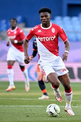 NEGOCIANDO - O Real Madrid busca a contratação de Aurélien Tchouameni, do Monaco. O clube merengue está atrás de uma ‘sombra’ para Casemiro. Segundo o jornal ‘Marca’, o Monaco quer receber entre 80 a 100 milhões de euros para vender o volante na próxima janela. Com 22 anos, Tchouameni é consolidado dentro da equipe francesa e tem contrato até 2024.