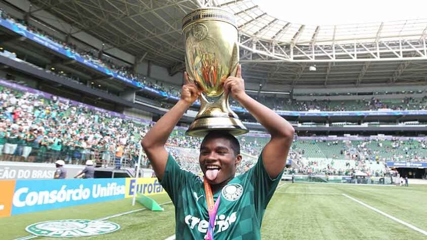 O Palmeiras iniciou o ano com a missão de defender o título da Libertadores de 2021. Na base, o Alviverde conquistou a Copa SP de Futebol Júnior, troféu inédito para o clube, após vencer o Santos por 4 a 0. Endrick foi destaque do torneio.