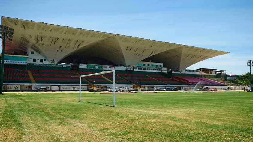 O LANCE! visitou o Estádio Luso-Brasileiro, na Ilha do Governador, a casa do Flamengo e Fluminense como mandantes nos jogos iniciais do Carioca, enquanto o gramado do Maracanã está em reforma - o site traz mais detalhes sobre o palco. Veja imagens do local a seguir!