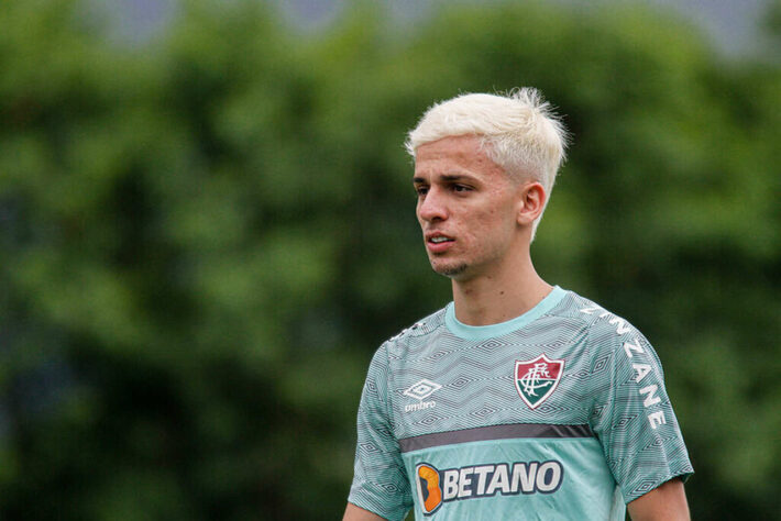 NEGOCIANDO - O meia-atacante Gabriel Teixeira pode ser mais um a deixar o Fluminense nesse início de temporada. O jogador recebeu uma proposta do Al-Wasl, time de Odair Hellmann nos Emirados Árabes, de 750 mil dólares (cerca de R$ 4 milhões na cotação atual) por 50% dos direitos econômicos do jovem. O Tricolor achou o valor baixo e recusou a primeira oferta.