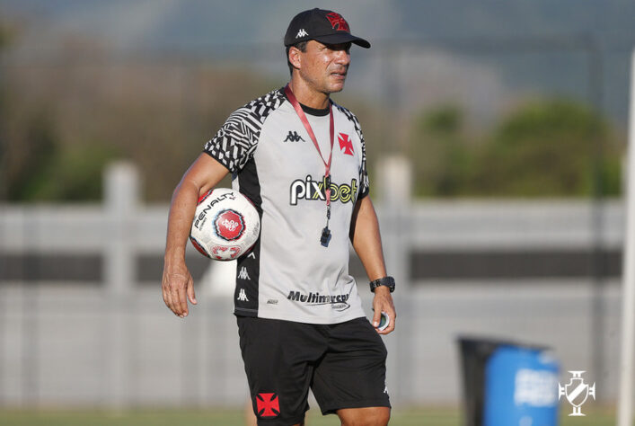 FECHADO - O Vasco anunciou, na manhã deste domingo, que o técnico Zé Ricardo não é mais o treinador da equipe profissional. O comandante solicitou o desligamento e deixará prontamente o comando da equipe cruz-maltina. Além dele, também se despedem do clube carioca o auxiliar Cléber dos Santos e do preparador físico Fábio Eiras.