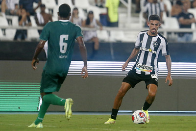 BOAVISTA - SOBE - O zagueiro Kadu Fernandes se posicionou bem e esperou a bola bater na trave para marcar o gol do Boavista. DESCE - A equipe de Saquarema apostou nos cruzamentos na área, mas desperdiçou grandes chances com seus atacantes ou foram afastadas pelo zagueiro Joel Carli.