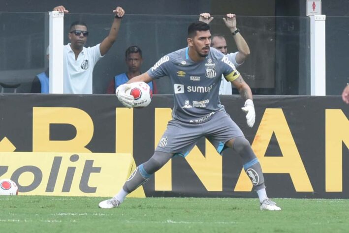 O Santos perdeu para o Botafogo-SP na Vila Belmiro e ainda não venceu, nem fez gols, no Paulistão. Na partida, o goleiro João Paulo e o atacante Ângelo foram os melhores do Peixe (notas por Diário do Peixe)