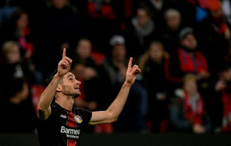 COMPLICOU - O Bayer Leverkusen recusou na manhã desta sexta-feira (14) a primeira investida do Palmeiras para ter o atacante Lucas Alario por empréstimo até o final do ano. O Verdão está disposto a ter o jogador e, se for o caso, voltará a tentar a compra definitiva do atacante. Os dirigentes acreditam que mesmo sem ter como recuperar o investimento feito no futuro, a aposta em Alario se torna válida pelo clube ter conseguido o mais difícil, convencido ele a jogar no Brasil e acertado bases salariais.