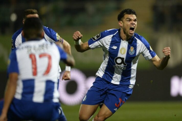 Pepê - ponta - 25 anos - o Porto (POR) recusou uma proposta do Newcastle (ING) pelo jovem atacante. Porém, o clube inglês prepara uma nova proposta.