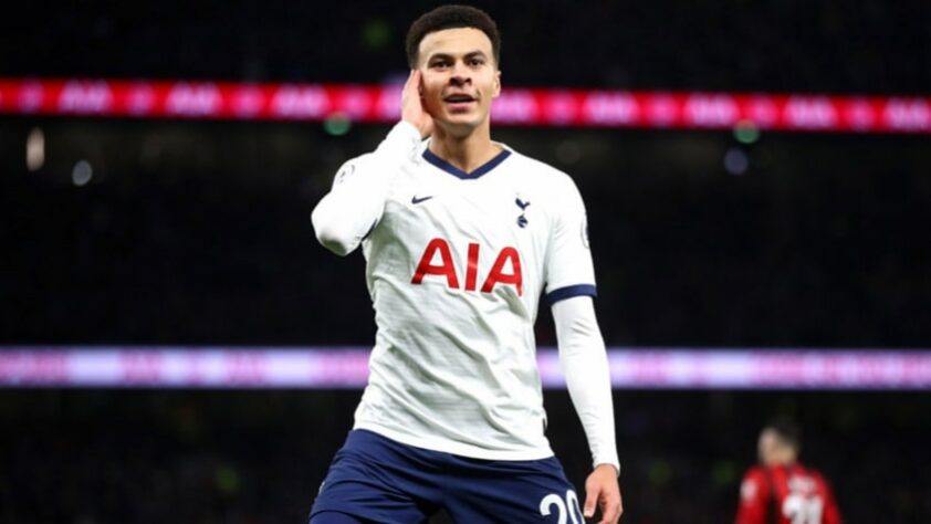 FECHADO! - Dele Alli está de saída do Tottenham! O meia foi anunciado pelo Everton nesta segunda-feira. Em sua rede social, o jogador se despediu dos Spurs, onde ficou por sete anos, e fez um agradecimento especial ao ex-técnico do clube londrino, Mauricio Pochettino.