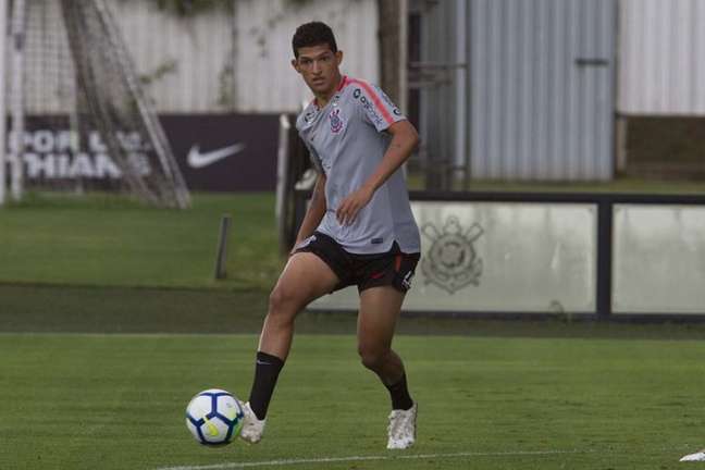 O zagueiro Caetano, que nunca teve experiência no time profissional, foi emprestado ao Goiás. 