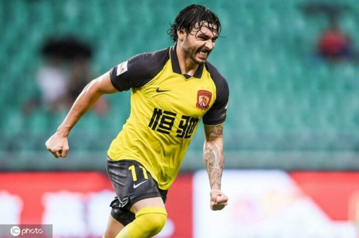 FECHADO! - O meia-atacante Ricardo Goulart aceitou a proposta do Santos. De acordo com informações do jornalista André Hernan, clube e jogador trocam os últimos documentos para a assinatura do contrato.