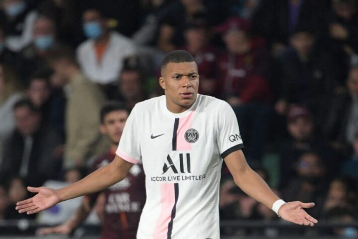 ESQUENTOU - O Paris Saint-Germain segue com alguma esperança e irá fazer uma proposta contratual irrecusável para que Kylian Mbappé siga no clube, segundo a "RMC Sports". O camisa sete pode se tornar o jogador de futebol mais bem pago do mundo. De acordo com as informações, a oferta seria similar, em termos econômicos, a que Mbappé recusou no último mês de agosto.