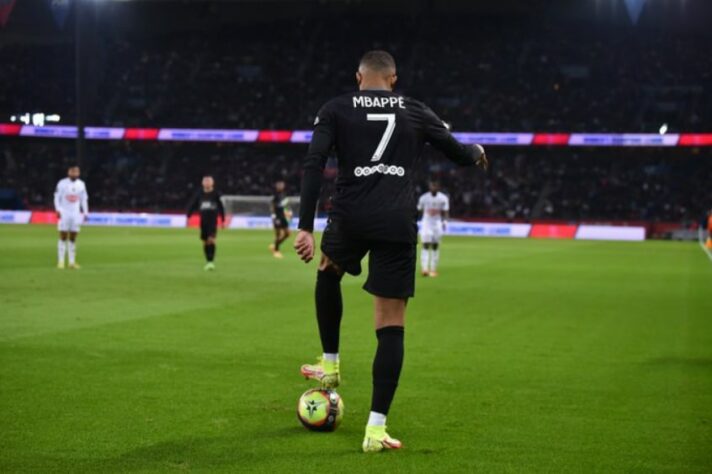 Essa é uma novela que dura muitas temporadas. O contrato de Mbappé com o Paris Saint Germain acaba na metade deste ano e o clube ainda sonha com a renovação, que é improvável, já que o atleta quer se transferir para o Real Madrid. O clube espanhol, segundo o empresário Giovanni Branchini, fez uma proposta de 50 milhões de euros para contar com o francês já em janeiro. Resta saber se o PSG seguirá tentando a renovação, ou se aceita a oferta para não perder o craque de graça.