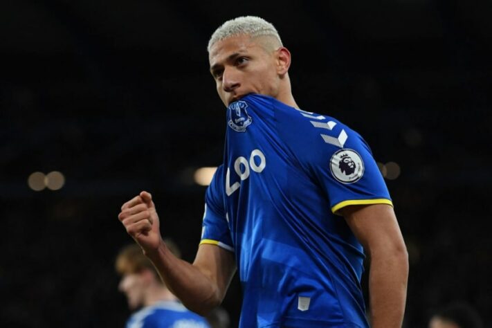 ESQUENTOU - Ao que tudo indica, o Pombo terá uma nova casa na Premier League. Richarlison, atacante da Seleção Brasileira, pode deixar o Everton rumo à capital inglesa. De acordo com informações do 'UOL Esporte', o Tottenham encaminhou a contratação do jogador junto aos Toffees e deve fechar a contratação do brasileiro ainda nesta semana.