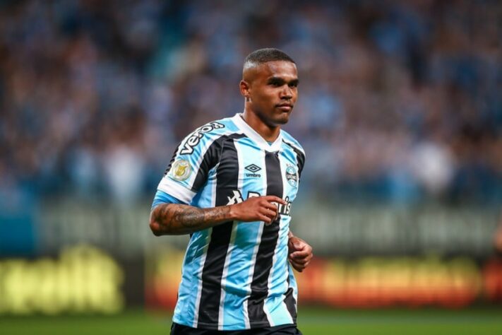 ESFRIOU - O atacante Douglas Costa deseja retornar ao Brasil, mas a situação está cada vez mais complicada nos bastidores junto ao Grêmio e Los Angeles Galaxy. O brasileiro tem mais um ano de contrato nos Estados Unidos e as negociações com o Tricolor esfriaram nos últimos dias, o que desanimou o jogador. De acordo com a apuração do FUTEBOL LATINO/LANCE!, a pendência financeira pesou na hora da conversa. A dívida do Imortal com o atleta está na casa dos R$ 7,2 milhões e foi parcelada em 48 vezes.