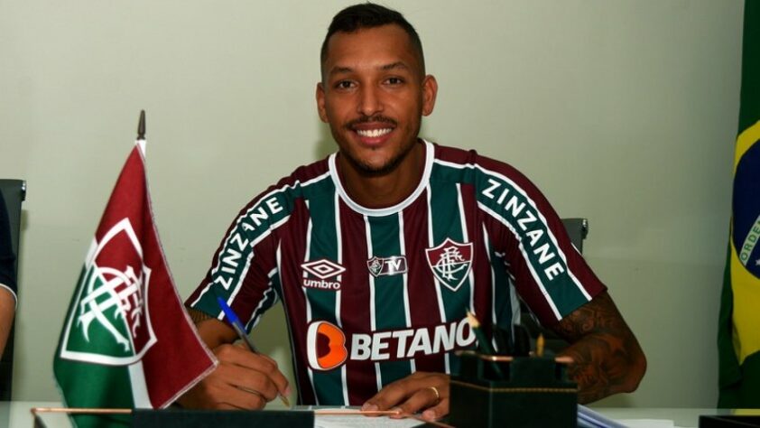 FECHADO! - O Fluminense segue ativo no mercado e anunciou mais uma contratação na manhã desta segunda-feira. Trata-se do zagueiro David Duarte, que foi aprovado nos exames médicos e esteve no Centro de Treinamento Carlos Castilho para assinar contrato de quatro anos.