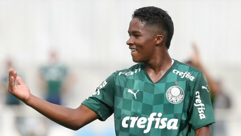 Chegou o tão esperado 21 de julho! Agora, ao completar 16 anos, Endrick pode assinar seu primeiro contrato profissional com o Palmeiras. Mas, além dele, o clube alviverde conta uma Academia repleta de promessas para um futuro vencedor. Confira, a seguir, uma lista de joias da base palmeirense!