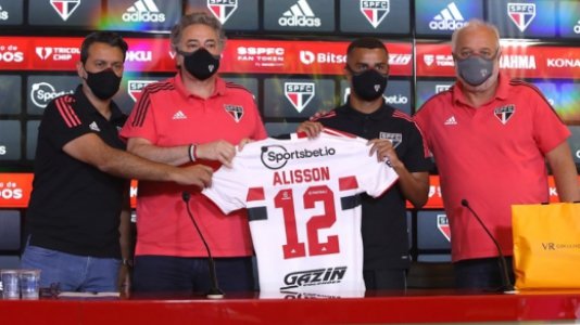 NO RADAR - A camisa 12 recebida pelo meia Alisson na sua apresentação no São Paulo pode ter mais que o significado de apenas um número. Isso porque o 12 estava sendo usado pelo meia Vitor Bueno, que não está nos planos do Tricolor, treina separado e negocia uma rescisão de contrato.