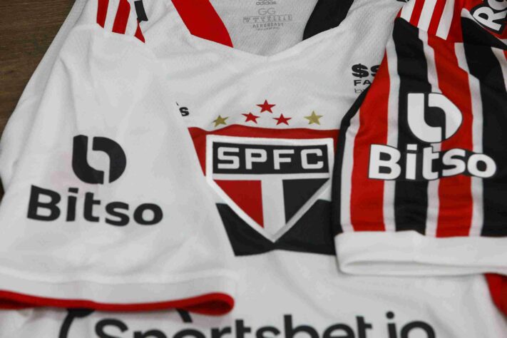 Uniforme branco e tricolor do São Paulo com a marca Bitso.