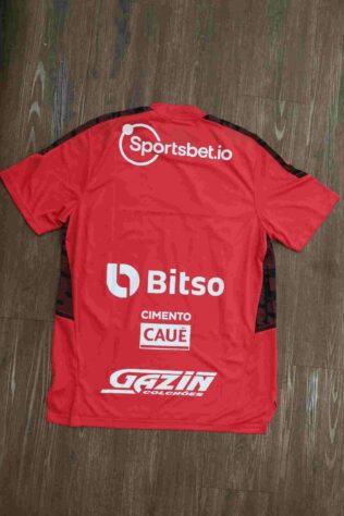 Camisa de treino terá a marca na parte de trás da camisa