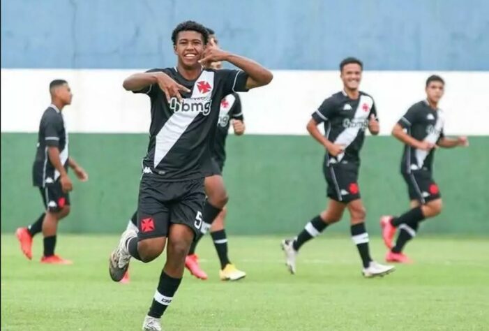 Andrey Santos (Vasco) - Meio-campista de 17 anos, ele é o jogador mais jovem a atuar no time principal do Vasco neste século.