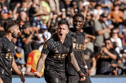 ESQUENTOU - O Botafogo tem um novo jogador a ser monitorado de perto: Brian Rodríguez, do Los Angeles FC, dos Estados Unidos. Recentemente, o Glorioso fez uma sondagem e perguntou ao time estadunidense sobre a situação do jogador de 22 anos. Porém, os valores não são baixos: o LAFC pede 8 milhões de dólares (R$ 43,7 milhões, na cotação atual) para negociá-lo. O Santos é outro time interessado no atleta. 