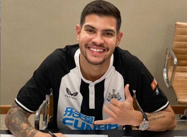 FECHADO - O brasileiro Bruno Guimarães chegou ao Newscastle United. Ele desembarcou na Inglaterra, conheceu o estádio e teve o primeiro contato com os novos companheiros de equipe.