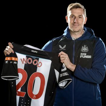 FECHADO! - O Newcastle anunciou seu segundo reforço nessa nova era milionária do clube. O atacante Chris Wood deixou o Burnley e assinou com os Magpies por dois anos e meio. O capitão da Nova Zelândia vai vestir a camisa de número 20.