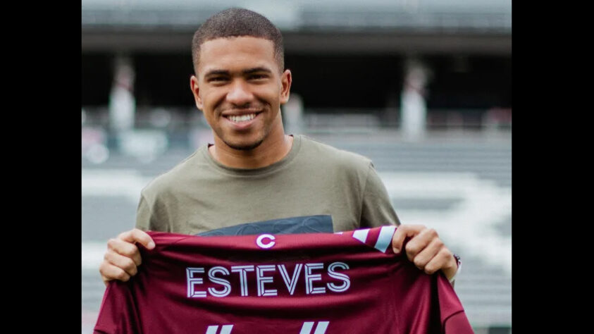 FECHADO - O lateral-esquerdo Lucas Esteves, que pertence ao Palmeiras, voltará ao clube após atuar por empréstimo no Colorado Rapids. A equipe dos Estados Unidos anunciou em seu site oficial que não exercerá a compra do jogador. No entanto, o empresário do jogador, Marcelo Robalinho, afirmou que dificilmente o atleta voltará a atuar pelo Verdão, ao canal do Jorge Nicola.