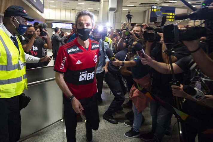 Torcedores e jornalistas estavam no Galeão para ver e falar com Paulo Sousa.