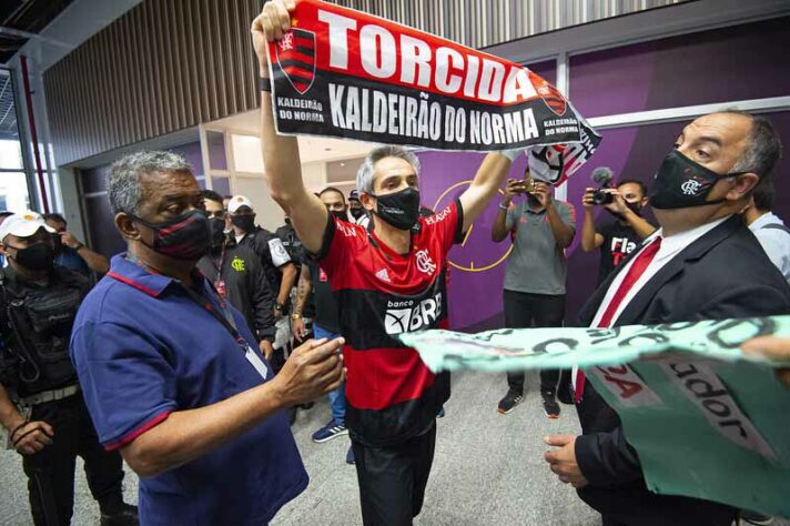 NÃO ROLOU - Alegando questões pessoais, o português César Andrade não fará mais parte da comissão técnica de Paulo Sousa no Flamengo. O técnico português desembarcou no Rio de Janeiro na última sexta-feira (8) e já iniciou os trabalhos no Ninho do Urubu. Com a baixa do profissional, que seria o auxiliar da parte tecnológica, são seis nomes que chegam ao clube junto de Paulo Sousa.