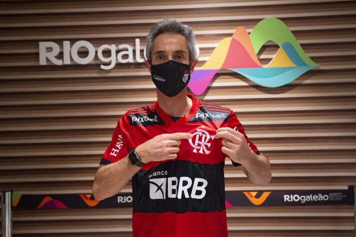Paulo Sousa recebeu a camisa do Flamengo e posou para fotos.