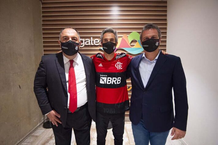 Novo técnico posa para foto ao lado de Marcos Braz, VP de futebol, à esquerda, e Bruno Spindel, diretor executivo da pasta, à direita.