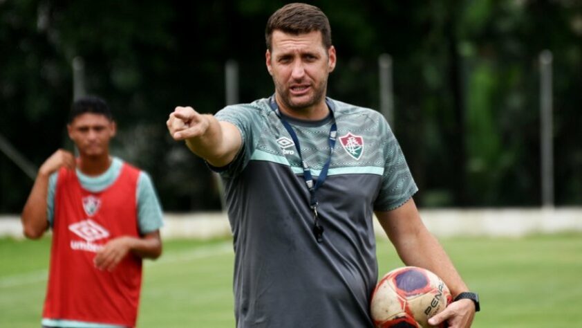 FECHADO! - O Fluminense tem uma baixa importante na base. O técnico Eduardo Oliveira deixou o comando do time sub-20 após pedir desligamento nesta sexta-feira. Ele recebeu uma proposta para comandar o time profissional do Cuiabá e foi liberado pelo Tricolor.