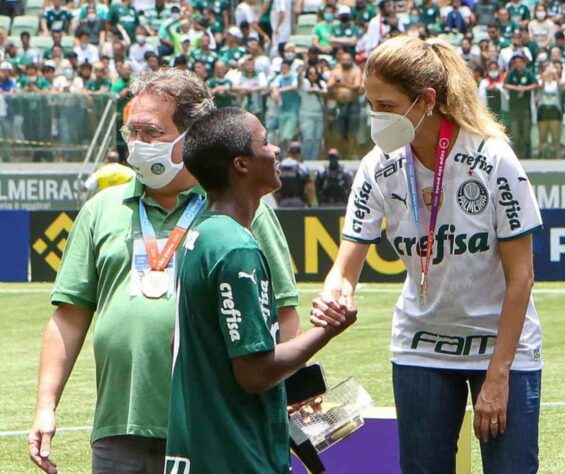 ESQUENTOU - Em entrevista ao jornal Sport, da Espanha, Endrick, atacante do Palmeiras de somente 15 anos, indicou seu possível futuro na carreira: renovar com o Palmeiras. 'É o melhor time do mundo', disse a joia, que não tem pressa para deixar o Verdão mesmo com forte assédio de times europeus.