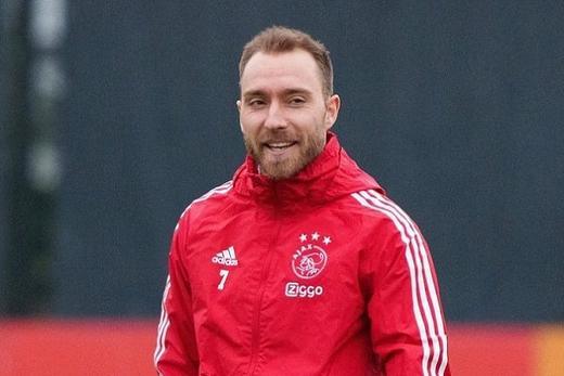 NO RADAR - Fora dos gramados desde o susto na Eurocopa no ano passado, o meia Cristian Eriksen segue trabalhando na forma física em busca de um novo clube na Europa. O craque dinamarquês tem usado as instalações dos Ajax nos últimos dias e colocou uma mensagem nas redes sociais.