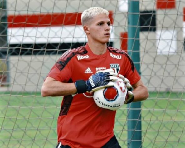 FECHADO! - O São Paulo rescindiu o contrato do goleiro Felipe Carneiro, que fazia parte da equipe sub-20 do Tricolor. O arqueiro atuou nas campanhas do Campeonato Brasileiro e Paulista no ano passado, mas ficou de fora da lista de inscritos da Copinha. 