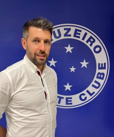 O técnico uruguaio Paulo Pezzolano já treinou o Montevideo City e Liverpool, ambos do Uruguai, além do Pachuca, do México. Ele foi o técnico escolhido pela diretoria montada por Ronaldo Fenômeno, novo dono majoritário do Cruzeiro. 