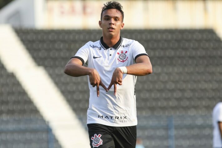 Giovane (Corinthians) - Atacante, o jovem de 18 anos chegou ao Timão no meio de 2021 e teve mais participações em gols do que partidas pelo sub-20.