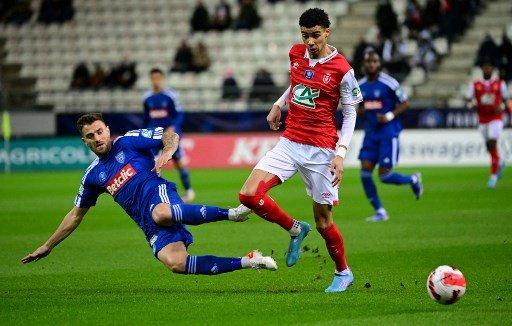 NEGOCIANDO - O Newcastle está próximo da contratação do atacante Hugo Ekitike, do Reims, segundo o jornalista Luke Edwards. O clube inglês ofereceu 25 milhões de euros (R$ 150 milhões), mas o valor pode ser elevado por conta de outras variáveis. No entanto, os franceses também querem ter um percentual em caso da venda do atleta no futuro.