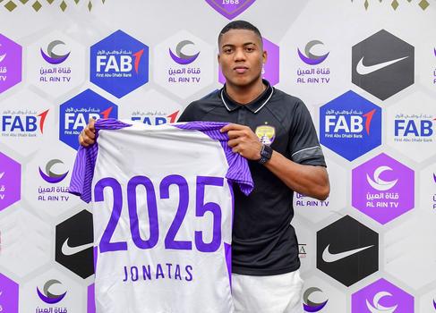 FECHADO! - O Al Ain lidera o campeonato dos Emirados Árabes Unidos após 13 rodadas. O bom desempenho da equipe tem boa contribuição de um brasileiro. O jovem Jonatas Santos, de 20 anos, é formado nas categorias de base do Fluminense e hoje defende a equipe dos Emirados. A importância do atleta para a equipe foi reconhecida e na última sexta-feira o clube anunciou a renovação com o jogador até 2025.