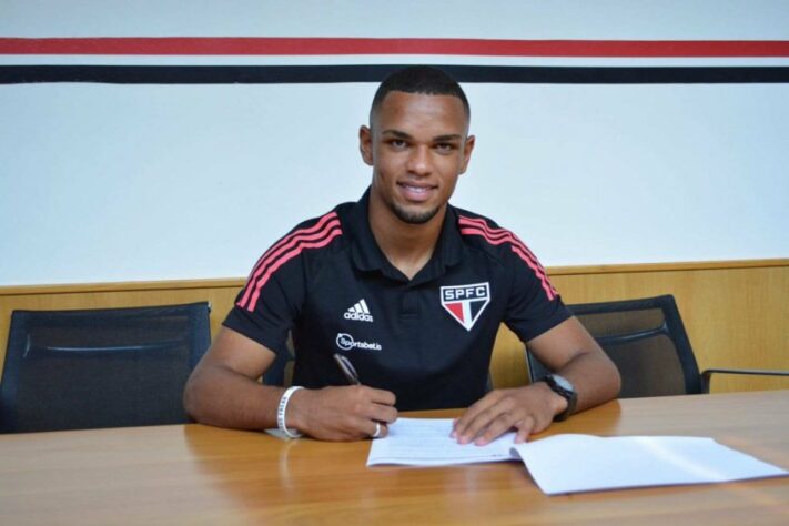 FECHADO! - O São Paulo anunciou nesta terça-feira (25), a renovação de contrato do atacante Juan até o fim de 2024. Uma das grandes promessas das categorias de base do clube e agora integrado na equipe profissional.