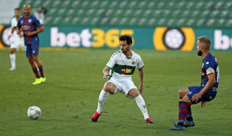 FECHADO! - O lateral/meio-campista Juan Sánchez Miño, que teve passagem pelo Cruzeiro, está de clube novo na Argentina. Para a temporada 2022, o jogador acertou a sua chegada ao Cólon, que conseguiu a classificação para a Copa Libertadores desse ano.