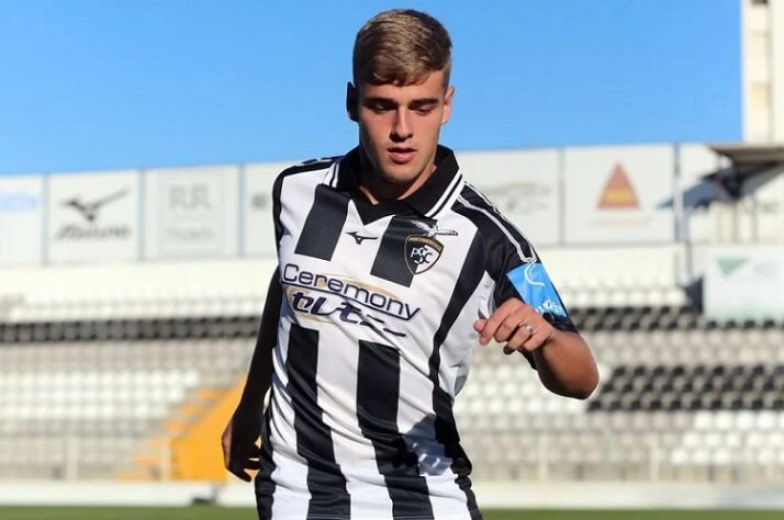 FECHADO! - Depois de conseguir as suas primeiras oportunidades em 2021 no elenco principal da Chapecoense, o lateral-esquerdo Mancha terá a oportunidade de, aos 20 anos, ser emprestado pelo clube de Santa Catarina ao Portimonense, clube de Portugal que disputa a primeira divisão nacional.