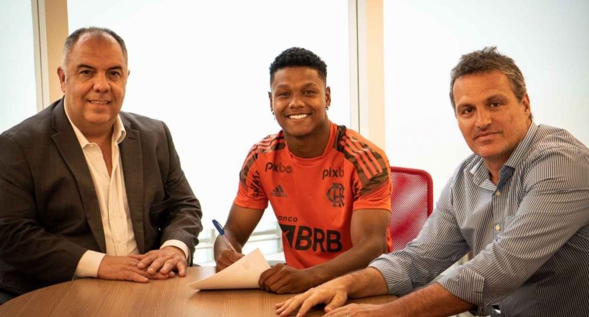 FECHADO! - Joia de 17 anos e prestes a estrear no Campeonato Carioca pelos profissionais, Matheus França teve o seu novo contrato com o Flamengo oficializado nesta terça-feira. O vínculo é até abril de 2027, com multa rescisória estipulada em 100 milhões de euros (cerca de R$ 616 milhões na cotação atual).