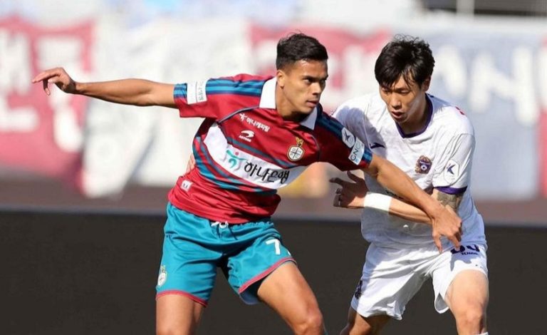 NEGOCIANDO - O atacante Matheus Pato pode estar se despedindo do futebol sul-coreano. Após mais uma temporada defendendo a camisa do Daejeon Citizen, o jogador está em negociações com o clube chinês Jiangxi Beidamen, segundo informação apurada pelo Futebol Latino.