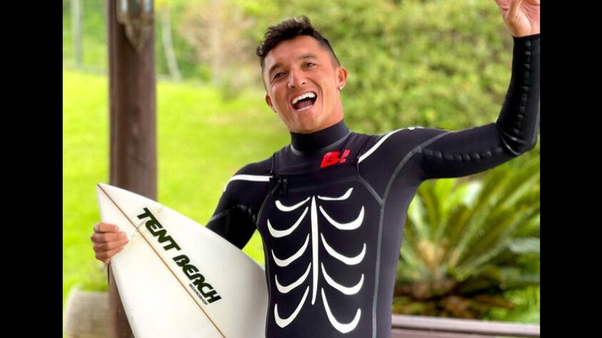 Flávio Nakagima, surfista, participou do "De Férias com o Ex - Celebs".