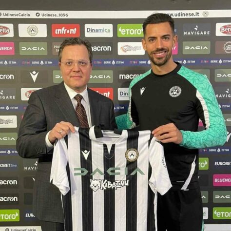 FECHADO! - O zagueiro Pablo Mari foi anunciado e apresentado como novo reforço da Udinese. O atleta chega por empréstimo até o fim da temporada e não há cláusula de compra no acordo entre o clube italiano e o Arsenal.