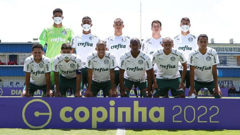 O Palmeiras permanece em busca do tão sonhado título da Copinha de 2022, com muitos jogadores se destacado no torneio, mas até quando vão os contratos deles? Endrick, inclusive, entrou no radar do Barcelona, que sinalizou com uma proposta pelo atleta. Veja, na galeria a seguir, a validade dos vínculos das Crias da Academia.