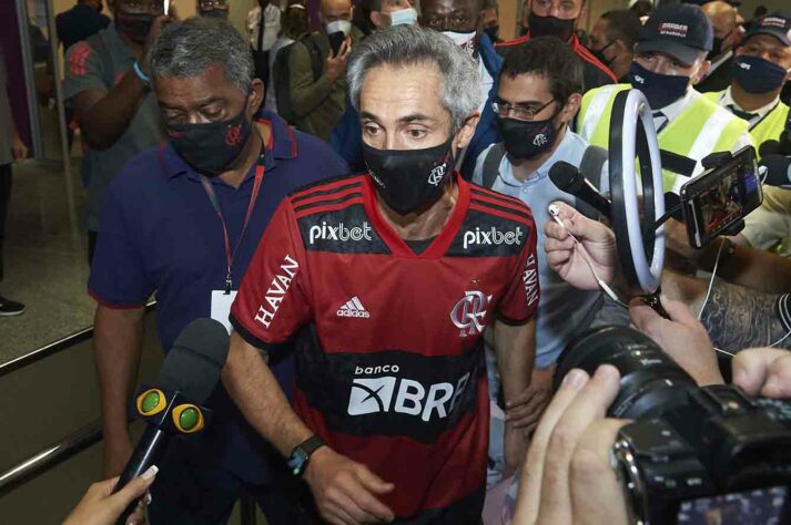 Mais imagens da saída de Paulo Sousa do Galeão.