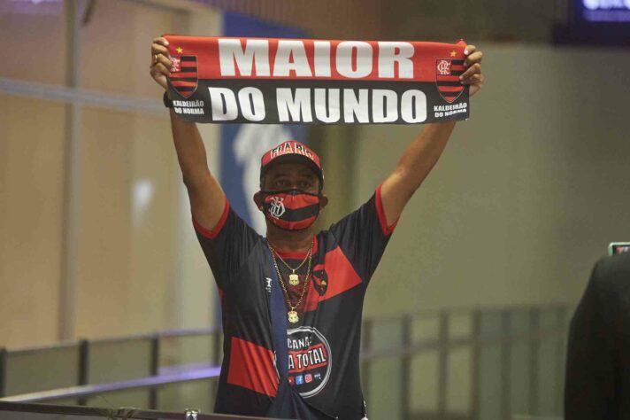 Durante a entrevista no Galeão, Paulo Sousa comemorou o carinho da torcida.